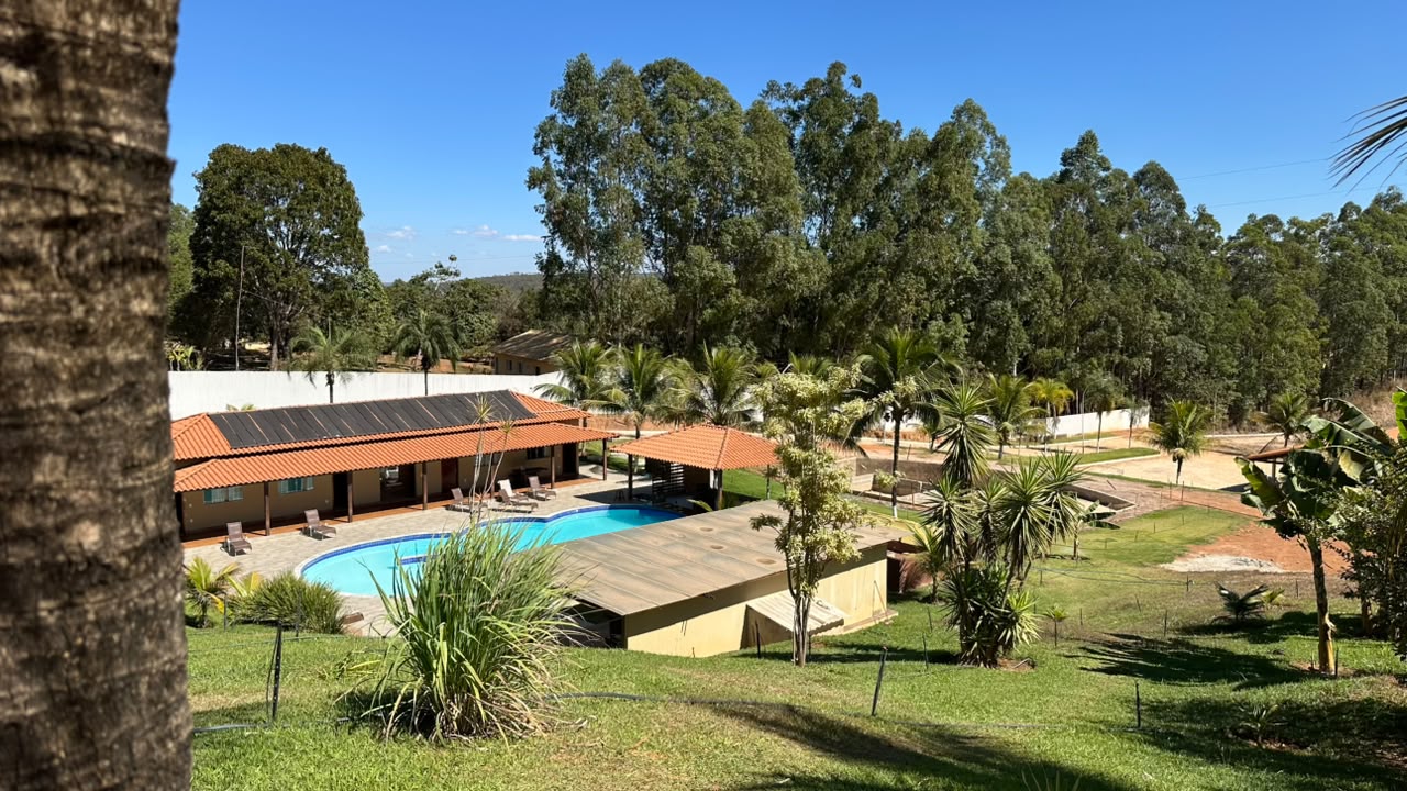 Vista panorâmica do rancho em meio à vegetação